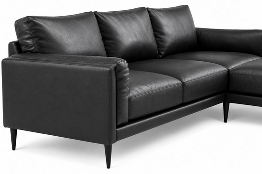 Sofá Seccional Moderno Silvana de Piel color Negro con Chaise Longue Derecho.