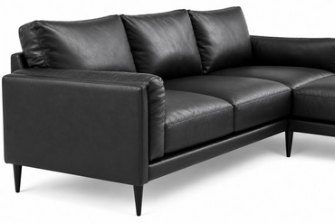 Sofá Seccional Moderno Silvana de Piel color Negro con Chaise Longue Derecho.