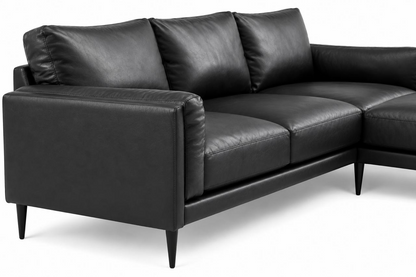 Sofá Seccional Moderno Silvana de Piel color Negro con Chaise Longue Derecho.