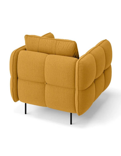 Sillón individual Siena mostaza visto desde atrás en ángulo sobre fondo blanco